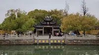 苏州市西园戒幢律寺，香火旺盛，游客络绎不绝