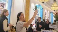 名流大咖到新疆人民剧场品尝品尝古兰丹姆冰淇淋