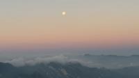 华山南峰日出，月亮还没落下去