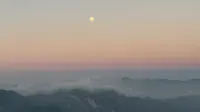 华山南峰日出，月亮还没落下去