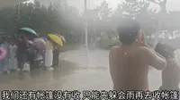 大雨天威海国际海水浴场洗海澡，体验感拉满了