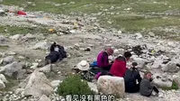 转山路上遇到冈仁波齐的天葬台，地上遗留的头发，都是秃鹫吃剩的