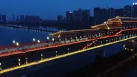 咸阳湖景区：航拍古渡廊桥夜色