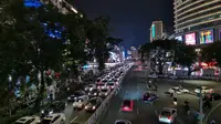 情人节街拍南宁朝阳广场，晚上有多热闹？过天桥感受人挤人的热情