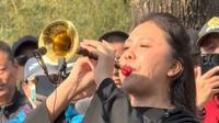 天津歌舞剧院唢呐青年演奏家翟明菲在北京陶然亭公园奏响《打虎上山 》，高亢激昂燃爆全场，游客群众直呼过瘾