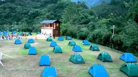 柃蜜小镇露营地位于崇阳县金塘镇畈上村，在这里可以体验9D高空玻璃天桥、滑翔伞、卡丁车、摩天轮等娱乐设施