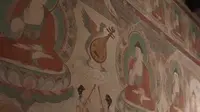 甘肃-榆林窟25号特窟！它可是中唐壁画的天花板哦。南壁极乐世界里，菩萨、乐伎还有弹奏琵琶的神鸟。北壁还画出了古人丰收和婚嫁的热闹场景。千