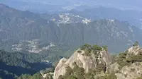 终于到池州市九华山了✨ 爬了好久的山，腿都软了。不过看到这石刻，感觉值了