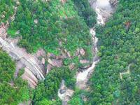 这个夏天总要去趟泰山，看看黑龙潭从天而降的瀑布吧！