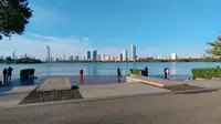 南京站的玄武公园的玄武湖太漂亮了，湖水是蓝色的天也是蓝色的，这景色真的秀丽又宜人