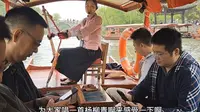 包一条船，带外地客人游扬州瘦西湖，船娘唱扬州小调助兴，有感觉