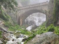 雨季的云步桥，藏着泰山深处独有的浪漫🌧️#泰山#云步桥#有水则灵