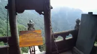 湖北十堰武当山：南岩皇经堂天乙真庆宫，龙头香世界最危险的香炉