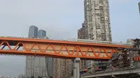轻轨穿过重庆千厮门嘉陵江大桥