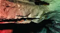 进洞乘电梯，游洞小火车，桂林冠岩溶洞独具特色。