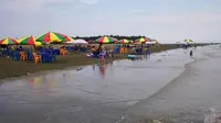 企沙附近的山新沙滩，是我最喜欢的沙滩之一，海滩长，水里垃圾也少看着比较干净，沙滩上到处都是小小的螃蟹洞，海水也是不断的上涌，搬了N次东西。