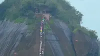 位于广东韶关丹霞山九九天梯，是丹霞山的一处险峻景点，一共有99级台阶，坡度很大，甚至达到了90度，给游客带来前所未有的刺激感。九九天梯不仅因为其高和险而用九九