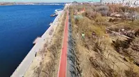 航拍河北南宫市南宫湖公园，一半陆地一半水，湖水清澈湛蓝很好看