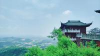 江西省抚州市临川区云山镇金山寺，座落于江西省南昌市进贤县和临川市交界处的一座群岚迭翠，海拔265。是AAAA级旅游景区。建筑面积3000多平方米。