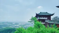 江西省抚州市临川区云山镇金山寺，座落于江西省南昌市进贤县和临川市交界处的一座群岚迭翠，海拔265。是AAAA级旅游景区。建筑面积3000多平方米。