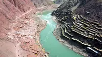 许银炜：西藏古老、原始的手工晒盐，昌都芒康千年古盐田，从天空看，好像“大自然的眼影盘”。