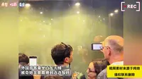 外国游客在张家界乘坐百龙天梯，美景出现那一刻，老外连连惊呼！