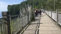 张家界天门山西线栈道，鬼谷栈道