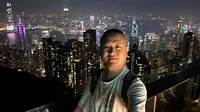 香港夜景太美了，登上太平山顶，俯瞰著名的维多利亚港