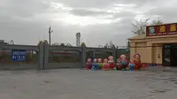 满洲里国门铁路油罐车列与国门第一哨