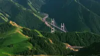 【果子沟大桥】 盛夏的果子沟太绿了。进入伊犁的第一景，大桥每米超过340万的造价已经足够惊人，但最令人动容的还是人与自然和谐结合所呈现的美。