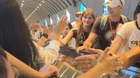 张家界穿山自动扶梯，外国游客与小盆友击掌互动，直到画面出现亚洲面孔。。。网友：班味儿太重，文化不同