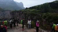 航拍爽飞南太行王莽岭锡崖沟大峡谷，红岩峭壁，曾千年与世隔绝