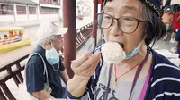 上海召稼楼古镇美食太多，老妈好馋啥都想吃，儿子根本拦不住，只能任由她买买买