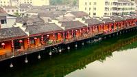 129航拍江西省景德镇市浮梁县瑶里风景区，粉墙黛瓦，小桥流水