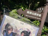 去南屏山的时候非常顺利，本来以为很难找，结果一下车就看到了，是他们吗？  到山顶的时候给晚宁拍照，小表情好像在怨我没有带墨燃来，但我真的背不动两个娃娃呀