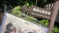 去南屏山的时候非常顺利，本来以为很难找，结果一下车就看到了，是他们吗？  到山顶的时候给晚宁拍照，小表情好像在怨我没有带墨燃来，但我真的背不动两个娃娃呀
